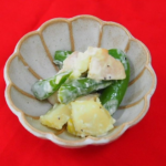 スナップエンドウとサラダチキンのホットサラダ