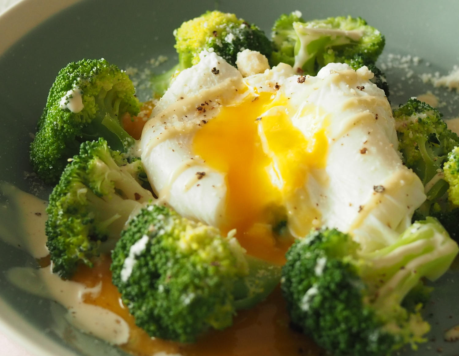 ブロッコリーとチェダーエッグマフィンのレシピ